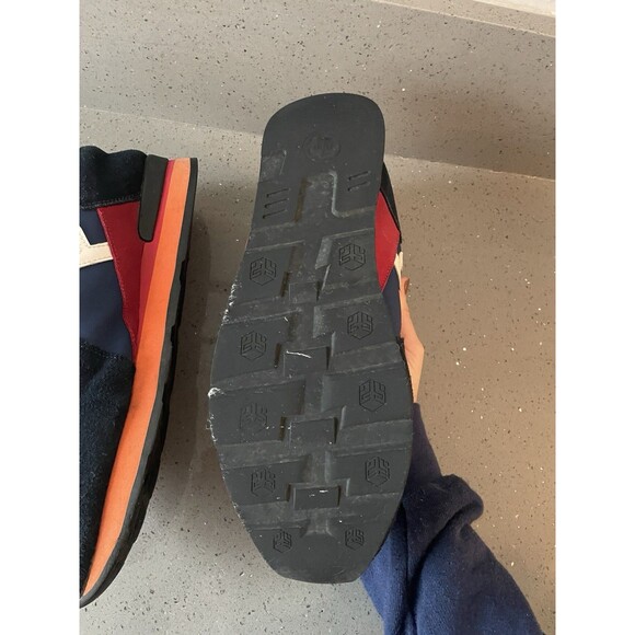 Athletic_Shoes